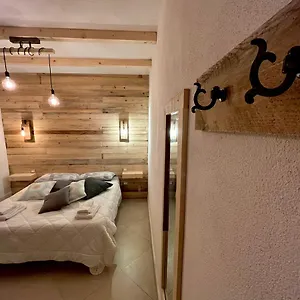 Pensión Iknos, Olbia